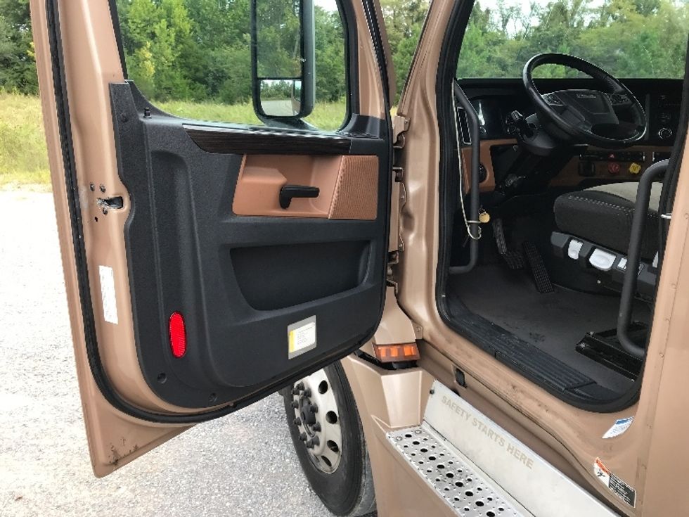 Sleeper Tractor-Heavy Duty Tractors-Freightliner-2022-T12664ST-Morristown-TN-564,885\n\t\tmiles-$ 63,000 - Image 9