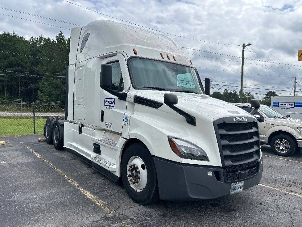 Sleeper Tractor-Heavy Duty Tractors-Freightliner-2022-T12664ST-Morristown-TN-586,200\n\t\tmiles-$ 59,500 - Image 1
