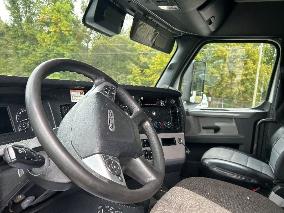 Sleeper Tractor-Heavy Duty Tractors-Freightliner-2022-T12664ST-Morristown-TN-586,200\n\t\tmiles-$ 59,500 - Image 10