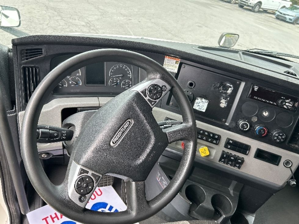 Sleeper Tractor-Heavy Duty Tractors-Freightliner-2022-T12664ST-Morristown-TN-586,200\n\t\tmiles-$ 59,500 - Image 11