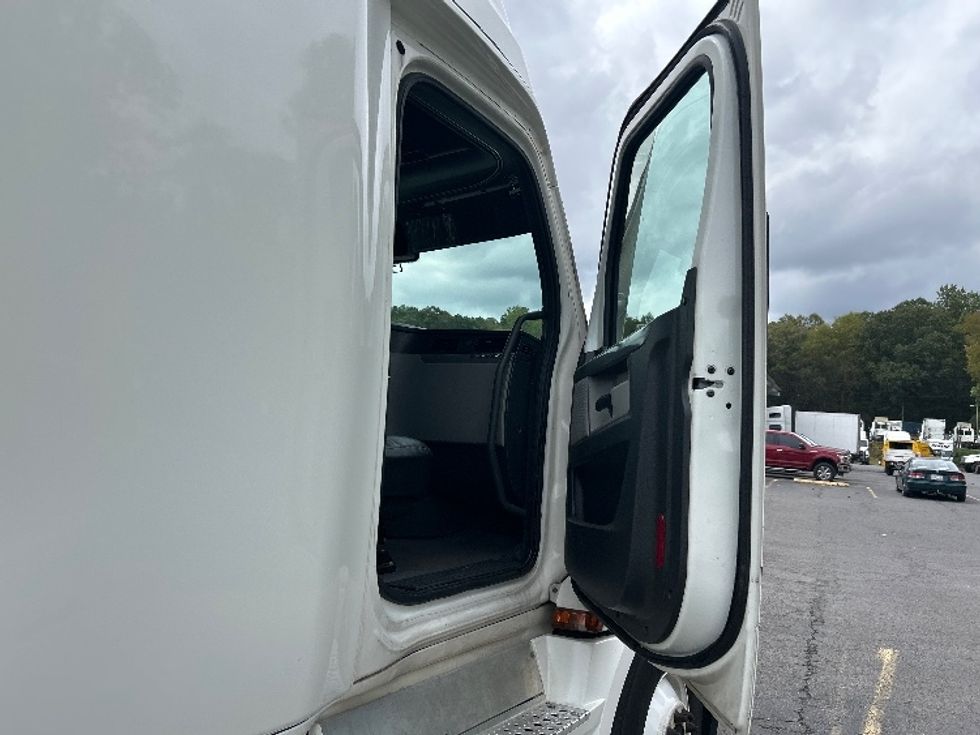 Sleeper Tractor-Heavy Duty Tractors-Freightliner-2022-T12664ST-Morristown-TN-586,200\n\t\tmiles-$ 59,500 - Image 13