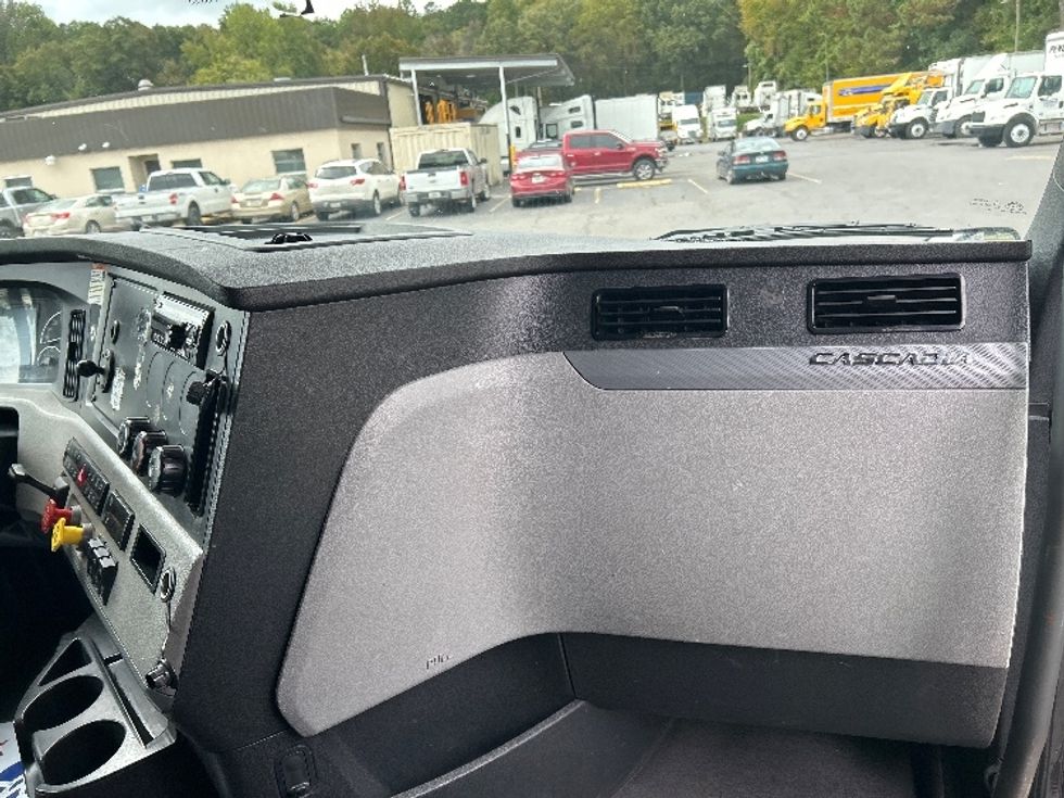 Sleeper Tractor-Heavy Duty Tractors-Freightliner-2022-T12664ST-Morristown-TN-586,200\n\t\tmiles-$ 59,500 - Image 14