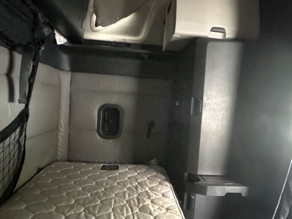 Sleeper Tractor-Heavy Duty Tractors-Freightliner-2022-T12664ST-Morristown-TN-586,200\n\t\tmiles-$ 59,500 - Image 16