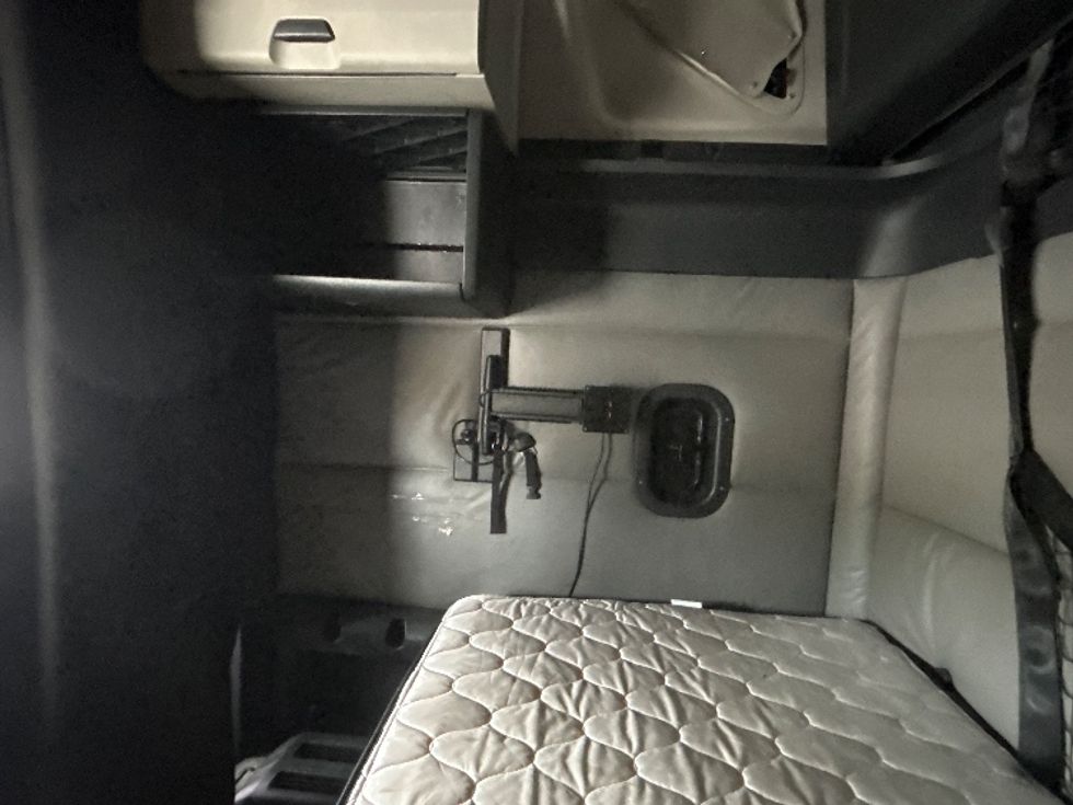 Sleeper Tractor-Heavy Duty Tractors-Freightliner-2022-T12664ST-Morristown-TN-586,200\n\t\tmiles-$ 59,500 - Image 17