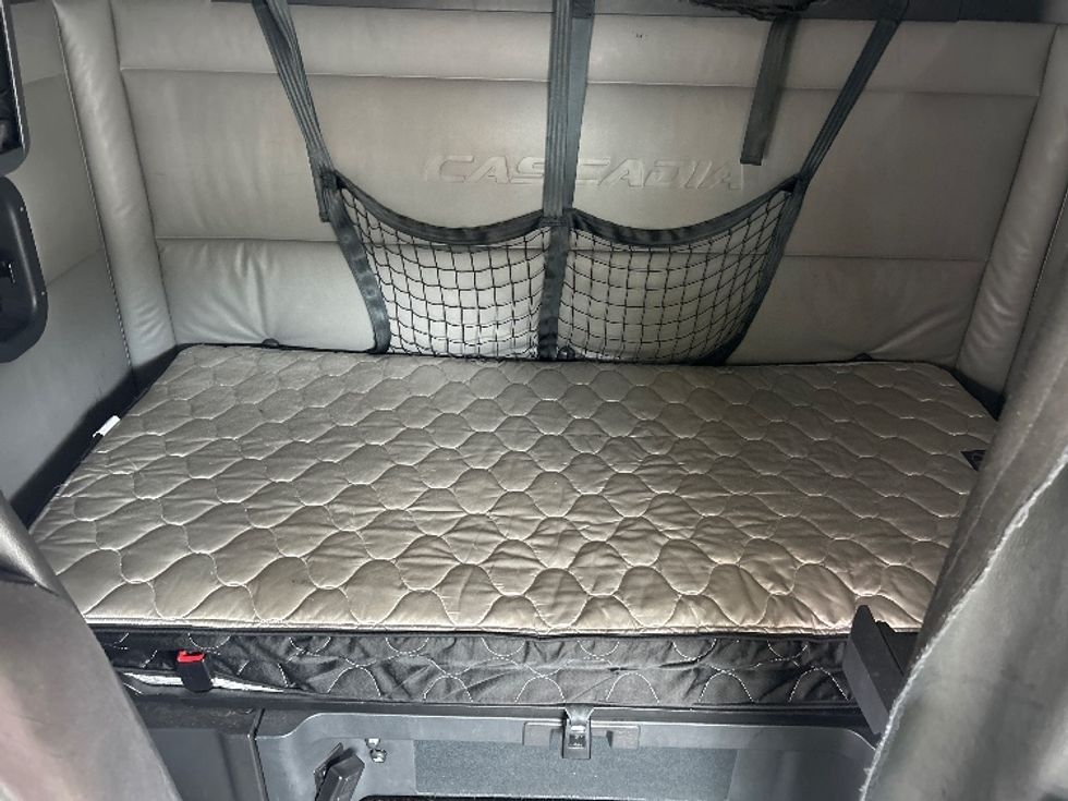 Sleeper Tractor-Heavy Duty Tractors-Freightliner-2022-T12664ST-Morristown-TN-586,200\n\t\tmiles-$ 59,500 - Image 20