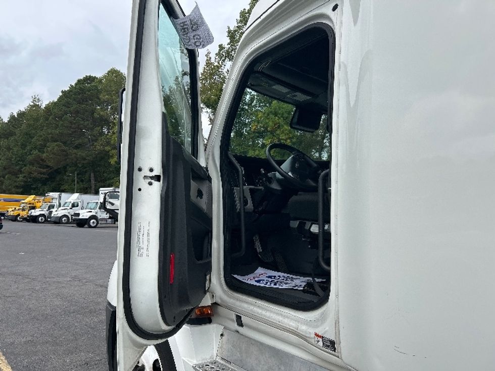 Sleeper Tractor-Heavy Duty Tractors-Freightliner-2022-T12664ST-Morristown-TN-586,200\n\t\tmiles-$ 59,500 - Image 9