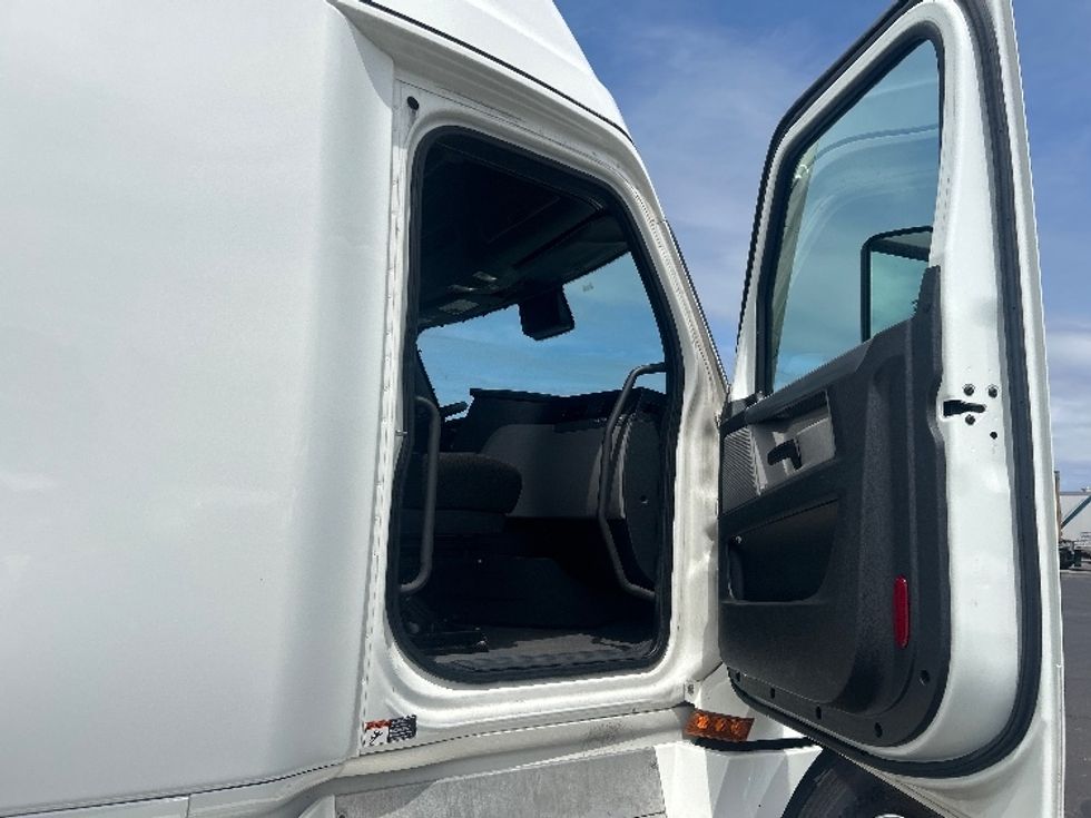 Sleeper Tractor-Heavy Duty Tractors-Freightliner-2022-T12664ST-Morrisville-NC-521,509\n\t\tmiles-$ 71,500 - Image 13