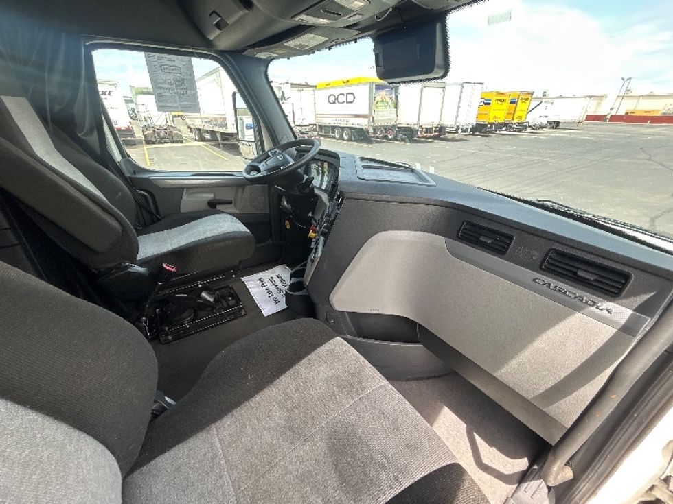 Sleeper Tractor-Heavy Duty Tractors-Freightliner-2022-T12664ST-Morrisville-NC-521,509\n\t\tmiles-$ 71,500 - Image 15