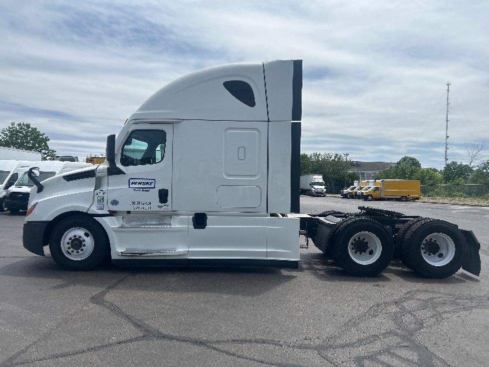 Sleeper Tractor-Heavy Duty Tractors-Freightliner-2022-T12664ST-Morrisville-NC-521,509\n\t\tmiles-$ 71,500 - Image 4