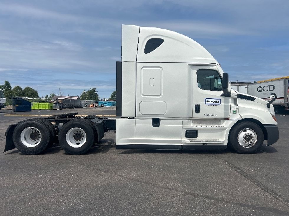 Sleeper Tractor-Heavy Duty Tractors-Freightliner-2022-T12664ST-Morrisville-NC-521,509\n\t\tmiles-$ 71,500 - Image 8
