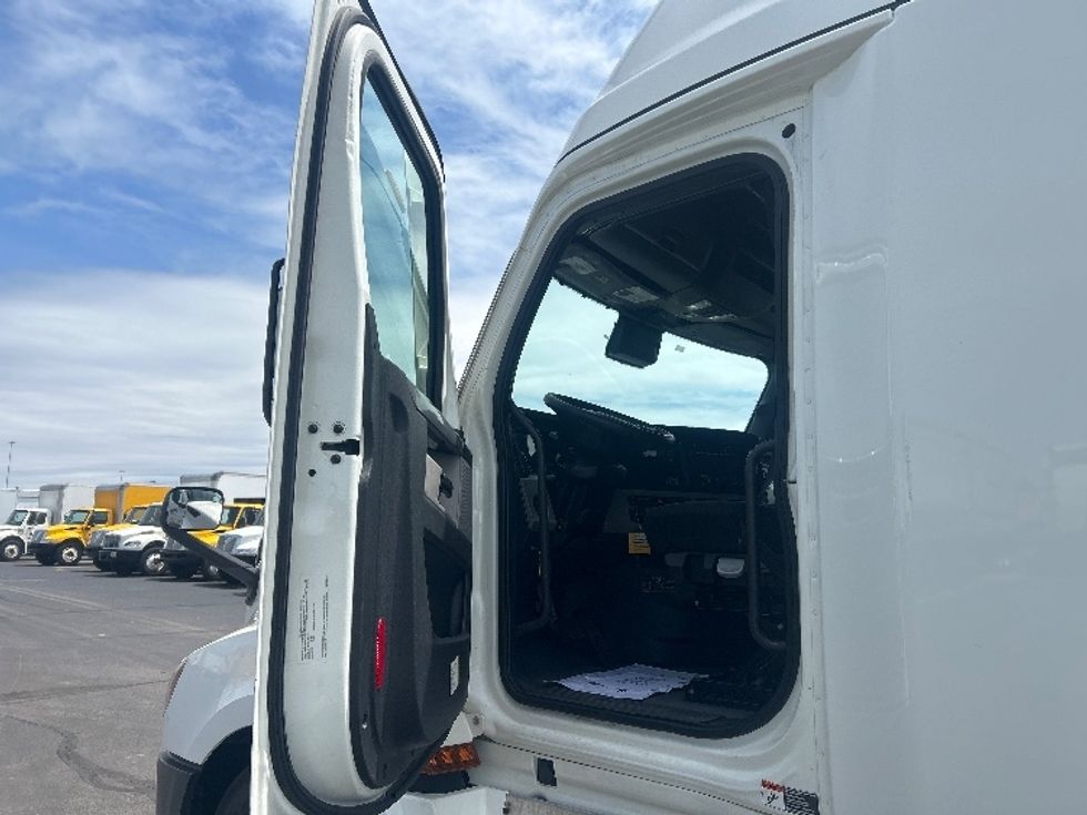 Sleeper Tractor-Heavy Duty Tractors-Freightliner-2022-T12664ST-Morrisville-NC-521,509\n\t\tmiles-$ 71,500 - Image 9