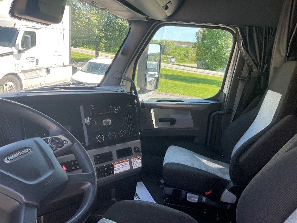 Sleeper Tractor-Heavy Duty Tractors-Freightliner-2022-T12664ST-Mount Pleasant-PA-484,235\n\t\tmiles-$ 73,000 - Image 10