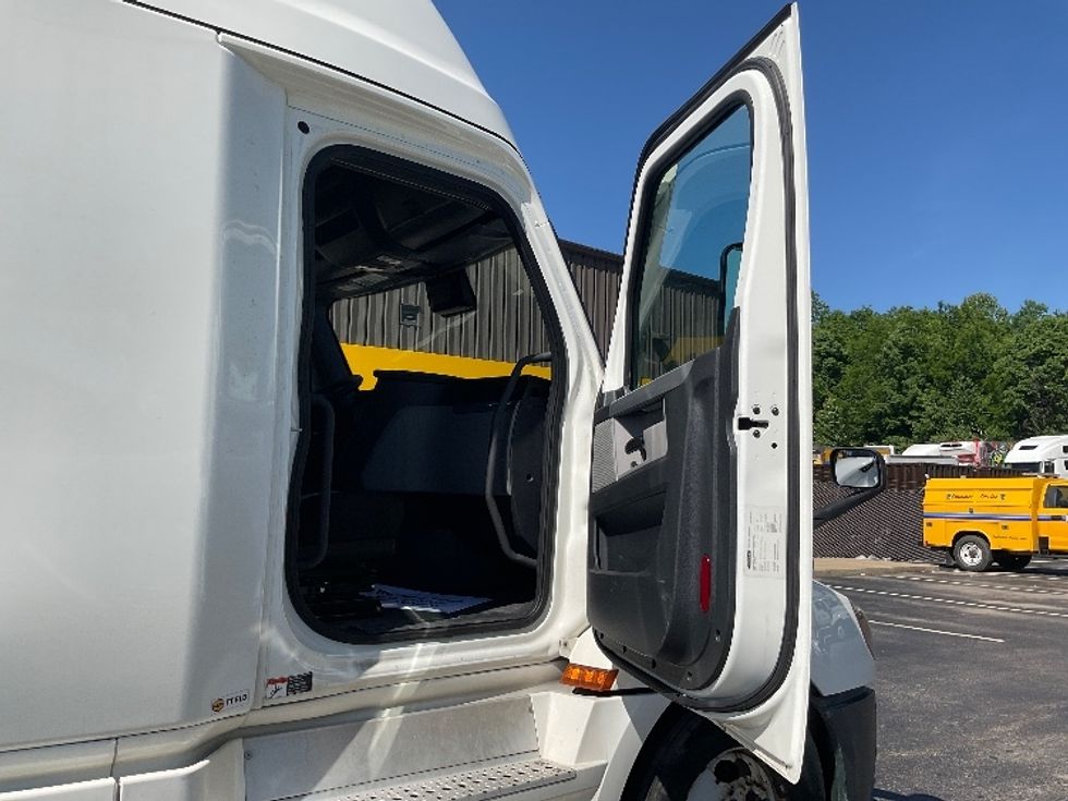 Sleeper Tractor-Heavy Duty Tractors-Freightliner-2022-T12664ST-Mount Pleasant-PA-484,235\n\t\tmiles-$ 73,000 - Image 11