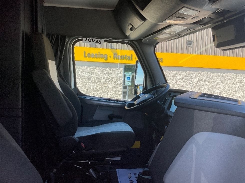 Sleeper Tractor-Heavy Duty Tractors-Freightliner-2022-T12664ST-Mount Pleasant-PA-484,235\n\t\tmiles-$ 73,000 - Image 12