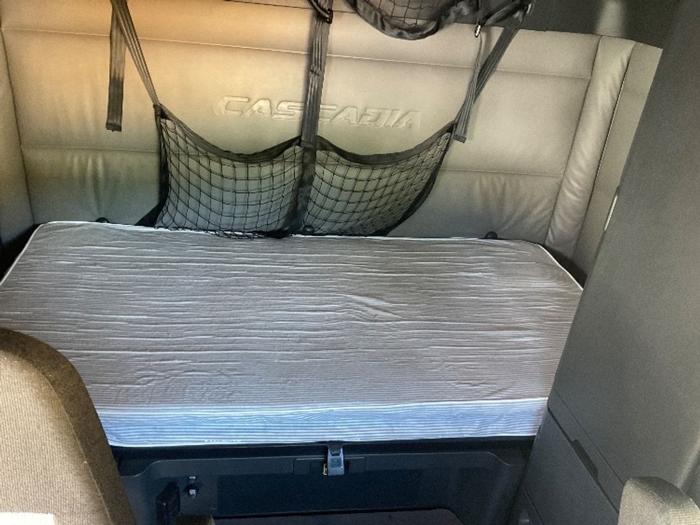 Sleeper Tractor-Heavy Duty Tractors-Freightliner-2022-T12664ST-Mount Pleasant-PA-484,235\n\t\tmiles-$ 73,000 - Image 13