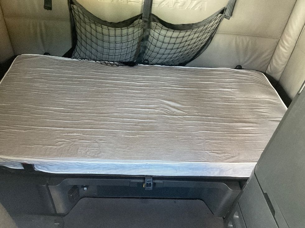 Sleeper Tractor-Heavy Duty Tractors-Freightliner-2022-T12664ST-Mount Pleasant-PA-484,235\n\t\tmiles-$ 73,000 - Image 14