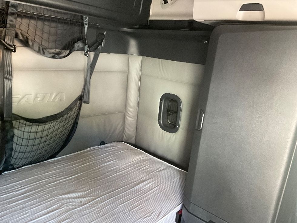 Sleeper Tractor-Heavy Duty Tractors-Freightliner-2022-T12664ST-Mount Pleasant-PA-484,235\n\t\tmiles-$ 73,000 - Image 15