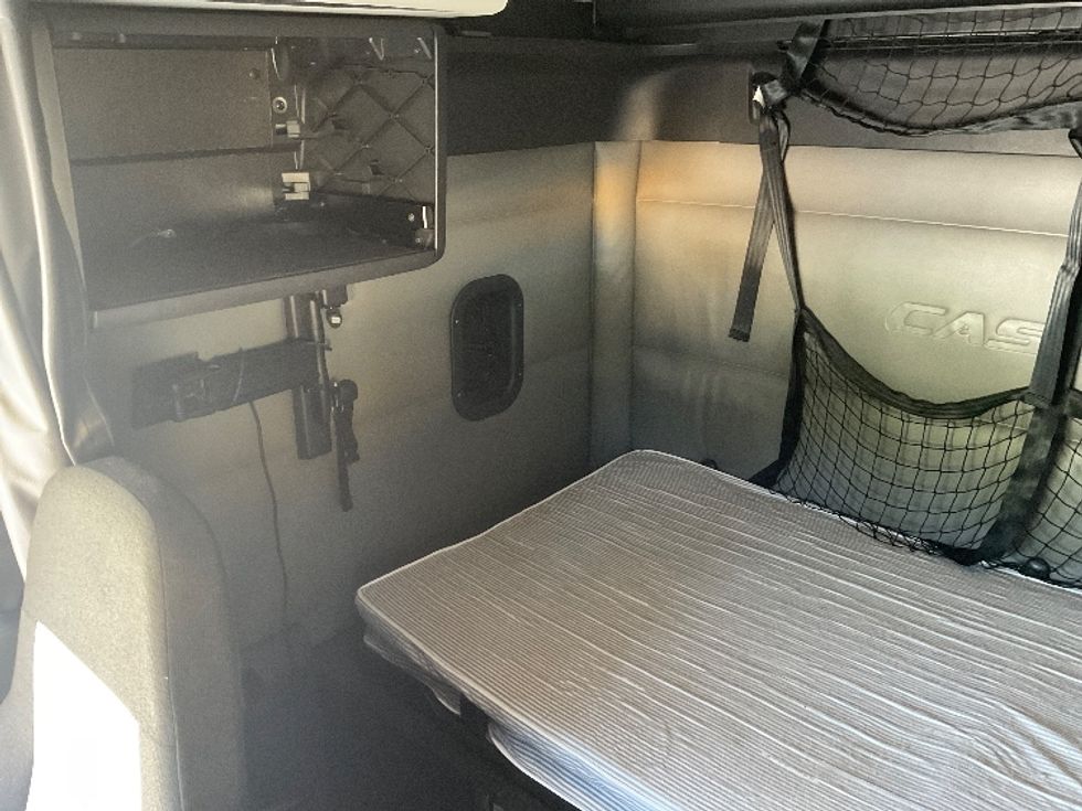 Sleeper Tractor-Heavy Duty Tractors-Freightliner-2022-T12664ST-Mount Pleasant-PA-484,235\n\t\tmiles-$ 73,000 - Image 16