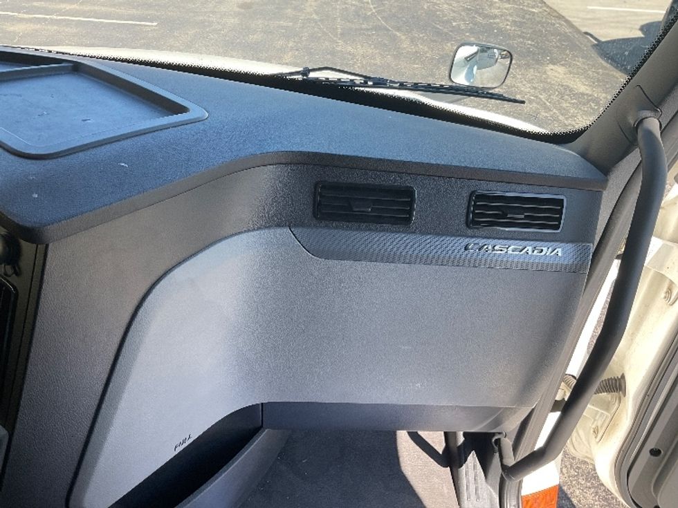 Sleeper Tractor-Heavy Duty Tractors-Freightliner-2022-T12664ST-Mount Pleasant-PA-484,235\n\t\tmiles-$ 73,000 - Image 19