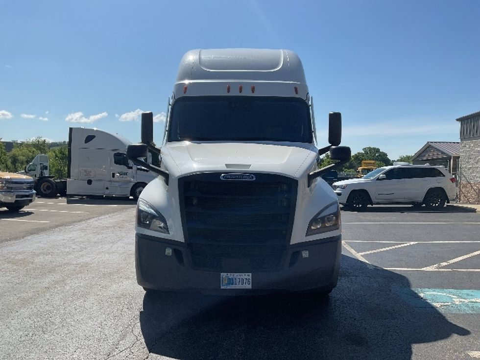 Sleeper Tractor-Heavy Duty Tractors-Freightliner-2022-T12664ST-Mount Pleasant-PA-484,235\n\t\tmiles-$ 73,000 - Image 2