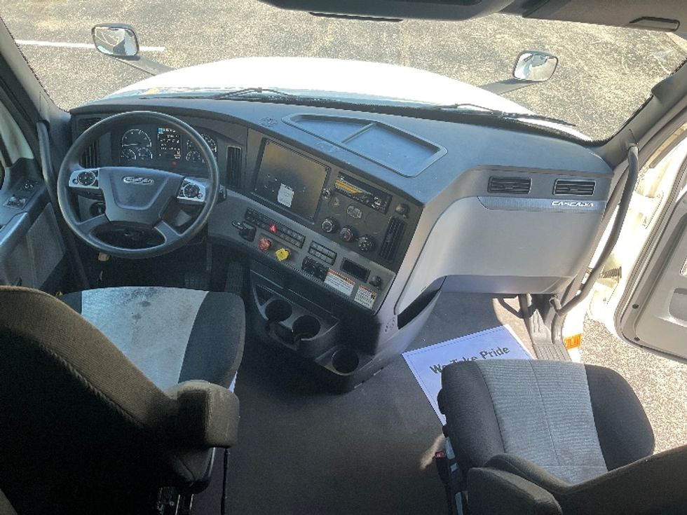 Sleeper Tractor-Heavy Duty Tractors-Freightliner-2022-T12664ST-Mount Pleasant-PA-484,235\n\t\tmiles-$ 73,000 - Image 21