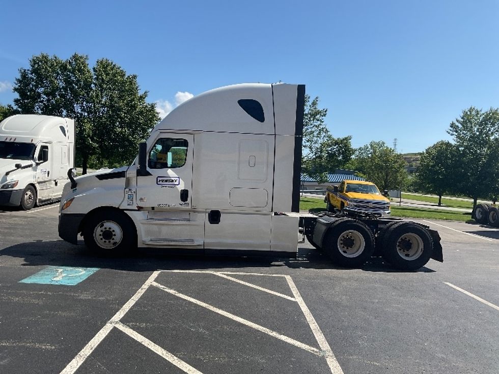 Sleeper Tractor-Heavy Duty Tractors-Freightliner-2022-T12664ST-Mount Pleasant-PA-484,235\n\t\tmiles-$ 73,000 - Image 4