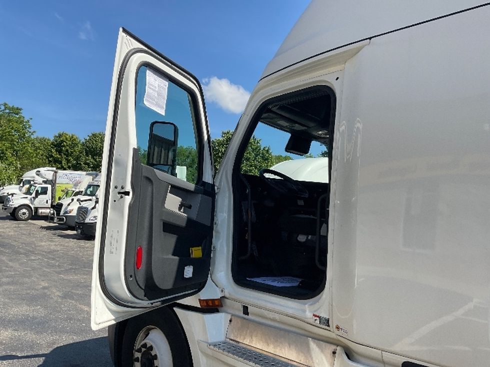 Sleeper Tractor-Heavy Duty Tractors-Freightliner-2022-T12664ST-Mount Pleasant-PA-484,235\n\t\tmiles-$ 73,000 - Image 9