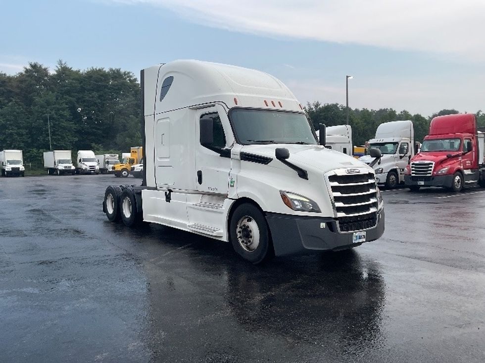 Sleeper Tractor-Heavy Duty Tractors-Freightliner-2022-T12664ST-Mount Pleasant-PA-577,173\n\t\tmiles-$ 64,500 - Image 1