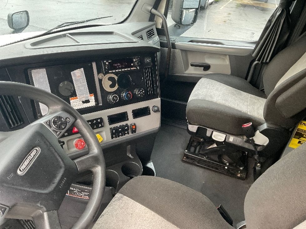Sleeper Tractor-Heavy Duty Tractors-Freightliner-2022-T12664ST-Mount Pleasant-PA-577,173\n\t\tmiles-$ 64,500 - Image 10