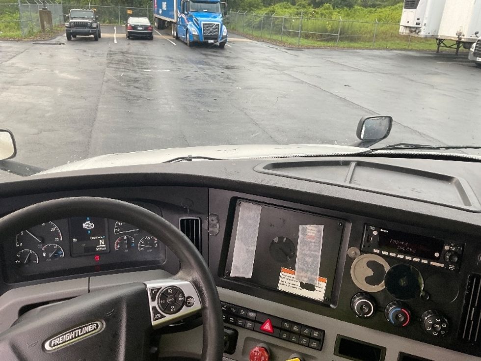 Sleeper Tractor-Heavy Duty Tractors-Freightliner-2022-T12664ST-Mount Pleasant-PA-577,173\n\t\tmiles-$ 64,500 - Image 11
