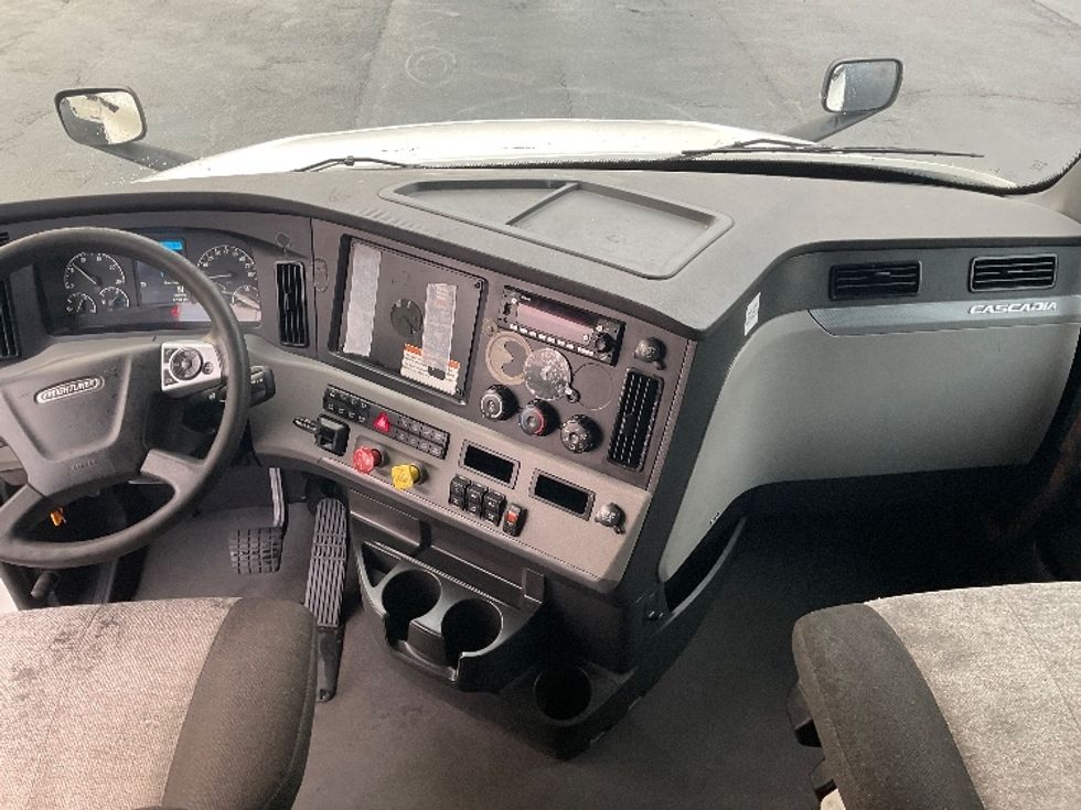 Sleeper Tractor-Heavy Duty Tractors-Freightliner-2022-T12664ST-Mount Pleasant-PA-577,173\n\t\tmiles-$ 64,500 - Image 12