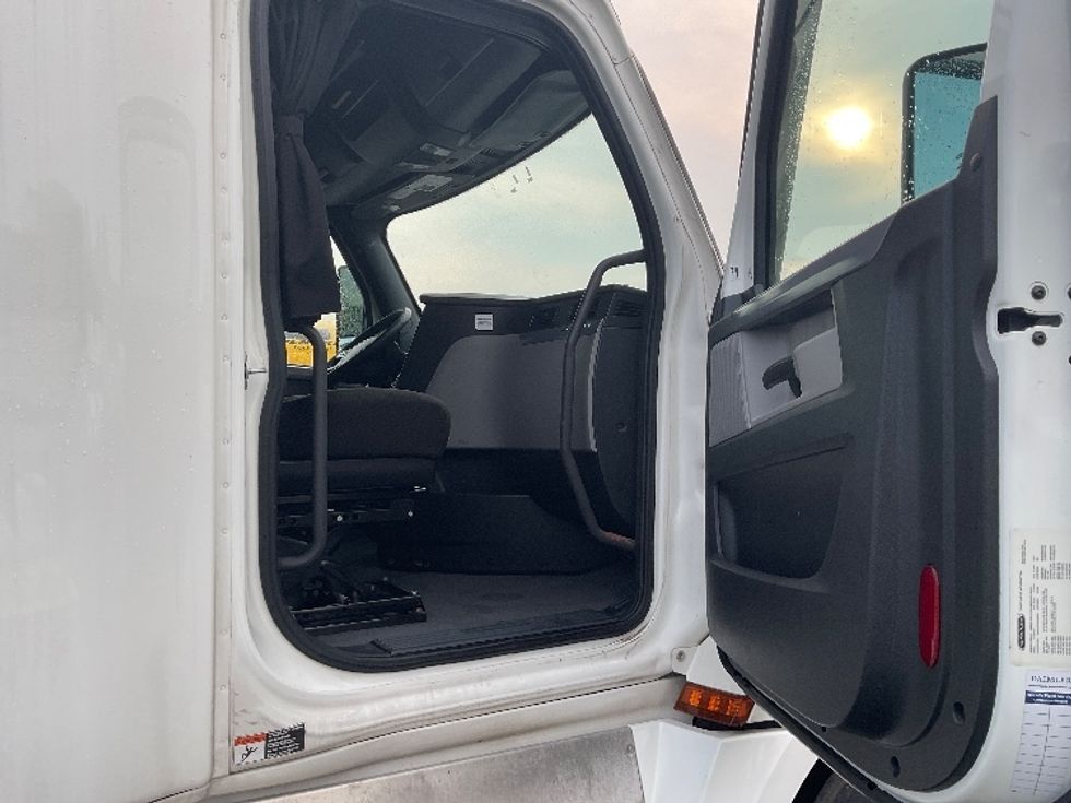 Sleeper Tractor-Heavy Duty Tractors-Freightliner-2022-T12664ST-Mount Pleasant-PA-577,173\n\t\tmiles-$ 64,500 - Image 13