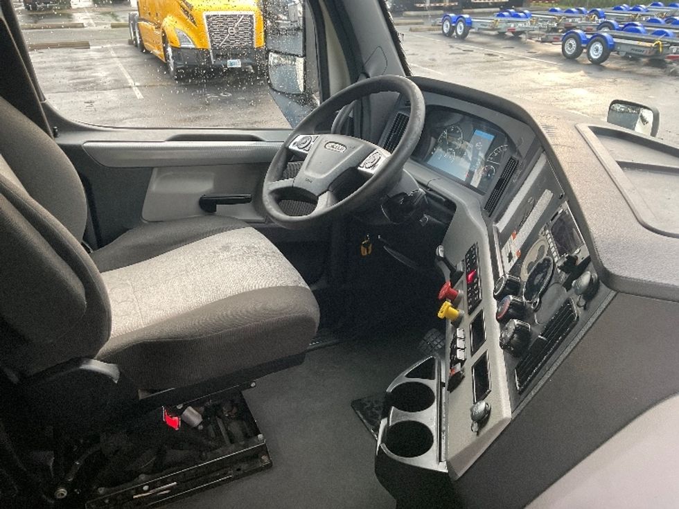 Sleeper Tractor-Heavy Duty Tractors-Freightliner-2022-T12664ST-Mount Pleasant-PA-577,173\n\t\tmiles-$ 64,500 - Image 15