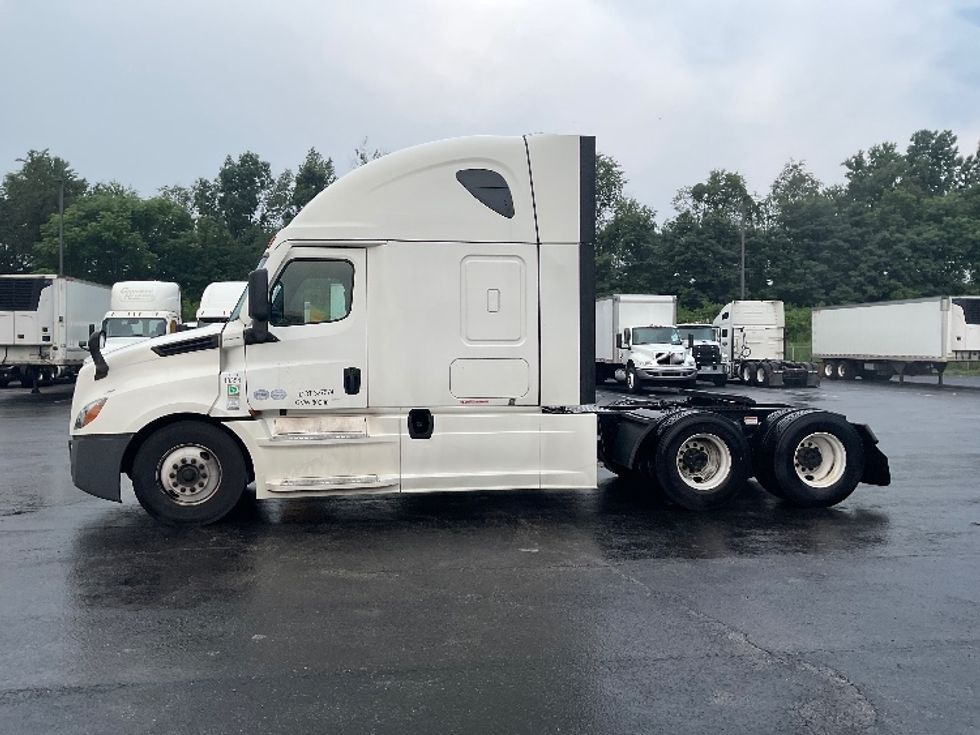 Sleeper Tractor-Heavy Duty Tractors-Freightliner-2022-T12664ST-Mount Pleasant-PA-577,173\n\t\tmiles-$ 64,500 - Image 4
