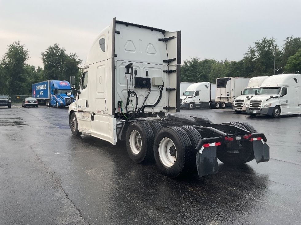 Sleeper Tractor-Heavy Duty Tractors-Freightliner-2022-T12664ST-Mount Pleasant-PA-577,173\n\t\tmiles-$ 64,500 - Image 5
