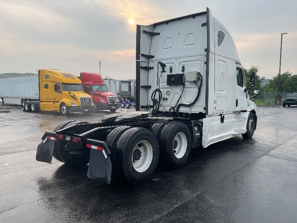 Sleeper Tractor-Heavy Duty Tractors-Freightliner-2022-T12664ST-Mount Pleasant-PA-577,173\n\t\tmiles-$ 64,500 - Image 7