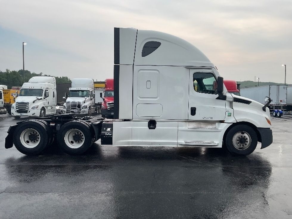 Sleeper Tractor-Heavy Duty Tractors-Freightliner-2022-T12664ST-Mount Pleasant-PA-577,173\n\t\tmiles-$ 64,500 - Image 8
