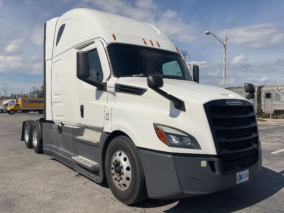 Sleeper Tractor-Heavy Duty Tractors-Freightliner-2022-T12664ST-Nashville (Mount Juliet)-TN-459,457\n\t\tmiles-$ 74,250 - Image 1