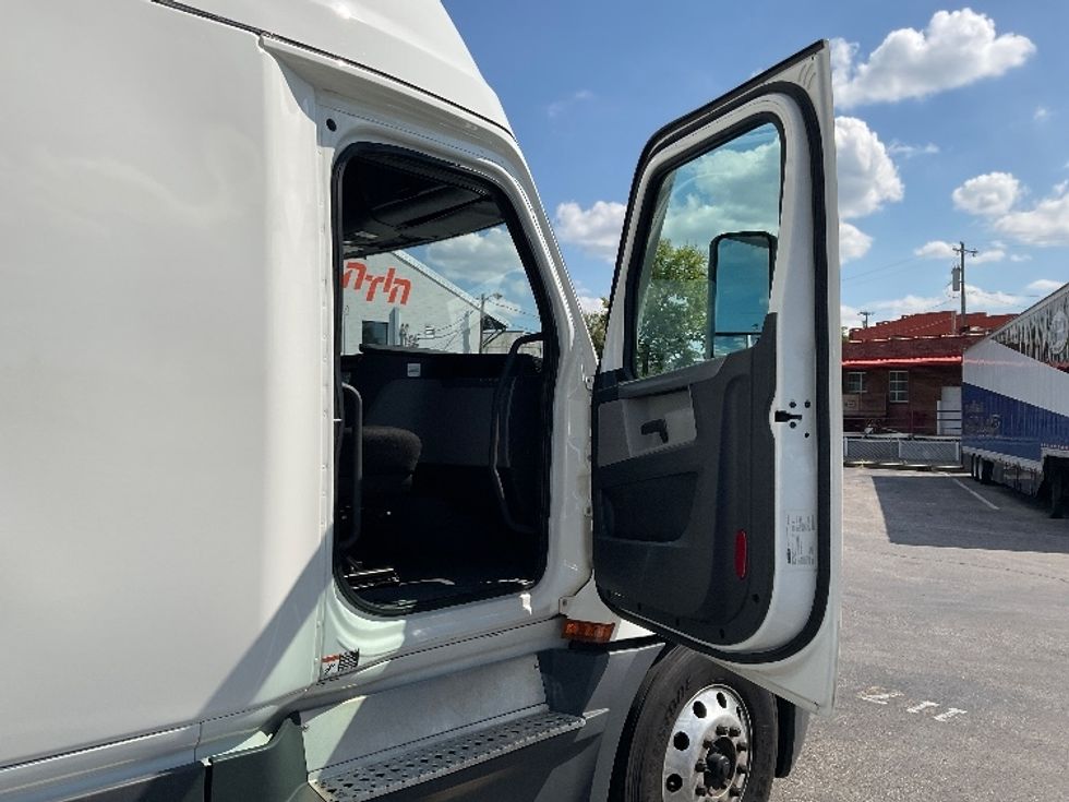 Sleeper Tractor-Heavy Duty Tractors-Freightliner-2022-T12664ST-Nashville (Mount Juliet)-TN-459,457\n\t\tmiles-$ 74,250 - Image 13