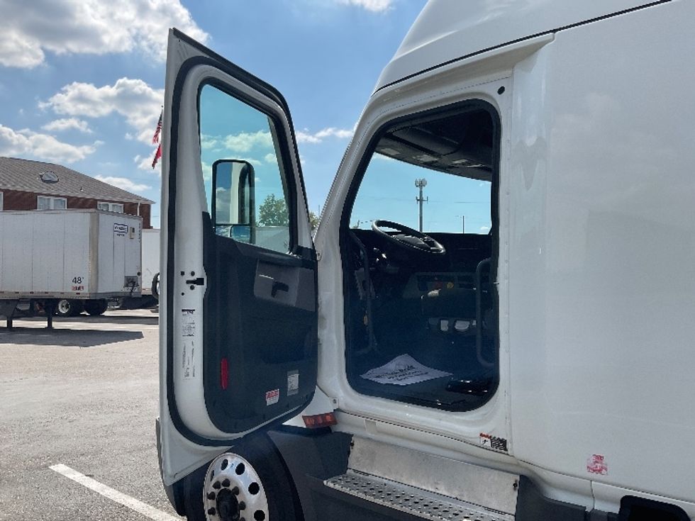 Sleeper Tractor-Heavy Duty Tractors-Freightliner-2022-T12664ST-Nashville (Mount Juliet)-TN-459,457\n\t\tmiles-$ 74,250 - Image 9