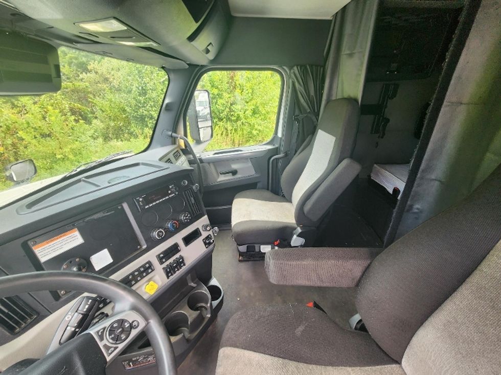 Sleeper Tractor-Heavy Duty Tractors-Freightliner-2022-T12664ST-Nashville-TN-472,214\n\t\tmiles-$ 74,000 - Image 12