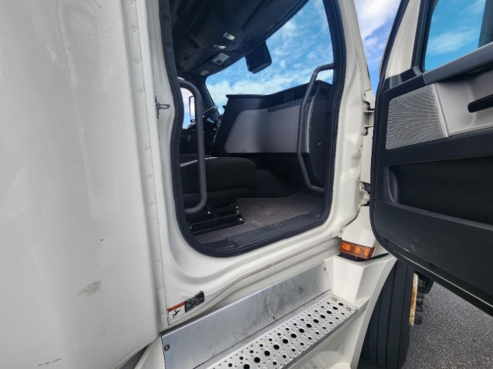 Sleeper Tractor-Heavy Duty Tractors-Freightliner-2022-T12664ST-Nashville-TN-472,214\n\t\tmiles-$ 74,000 - Image 13