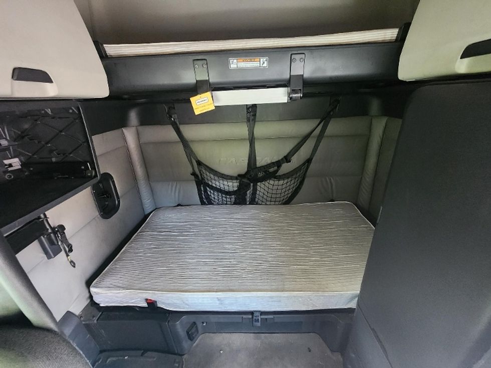 Sleeper Tractor-Heavy Duty Tractors-Freightliner-2022-T12664ST-Nashville-TN-472,214\n\t\tmiles-$ 74,000 - Image 16