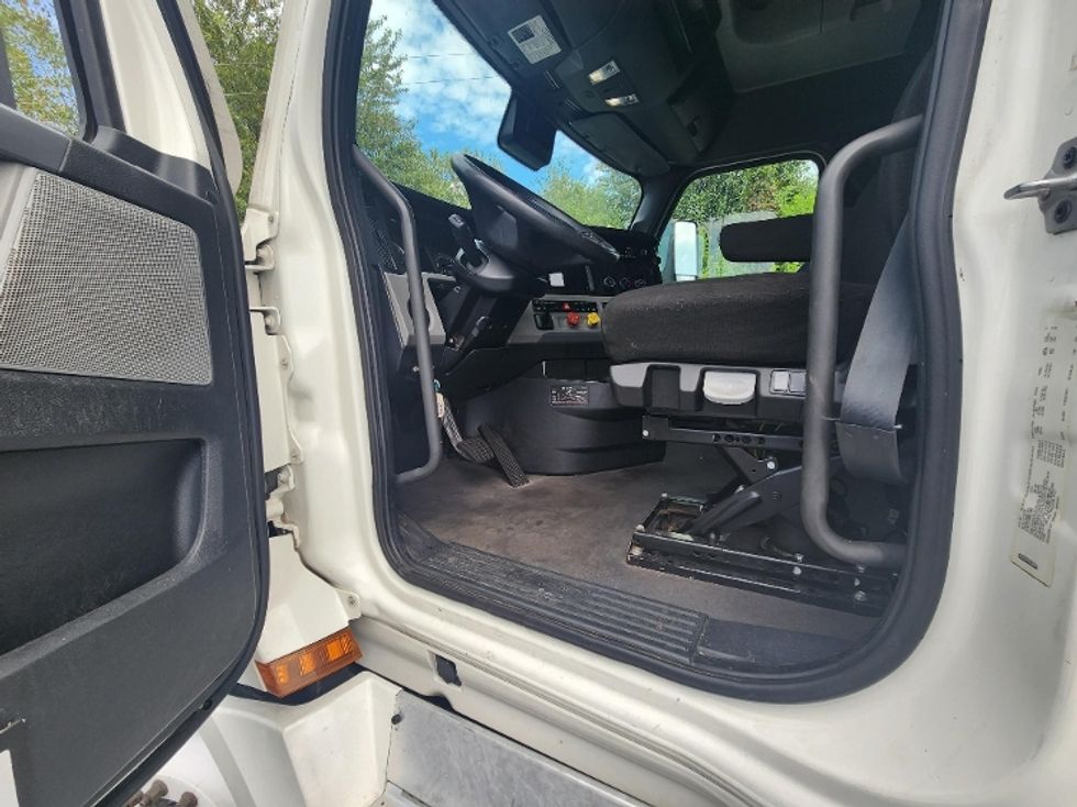 Sleeper Tractor-Heavy Duty Tractors-Freightliner-2022-T12664ST-Nashville-TN-472,214\n\t\tmiles-$ 74,000 - Image 9