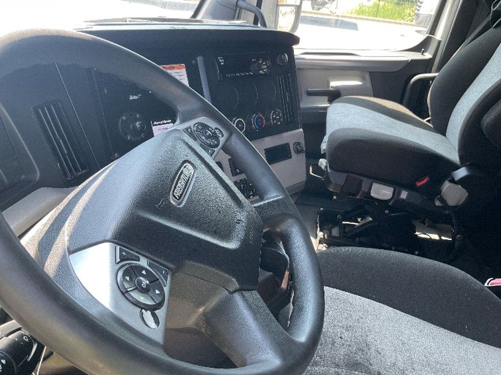 Sleeper Tractor-Heavy Duty Tractors-Freightliner-2022-T12664ST-Neenah-WI-560,445\n\t\tmiles-$ 67,000 - Image 10