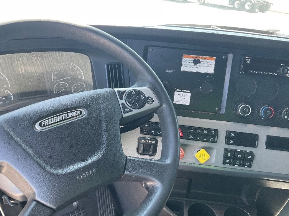 Sleeper Tractor-Heavy Duty Tractors-Freightliner-2022-T12664ST-Neenah-WI-560,445\n\t\tmiles-$ 67,000 - Image 11
