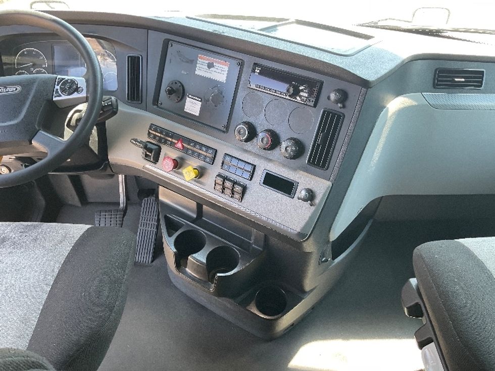 Sleeper Tractor-Heavy Duty Tractors-Freightliner-2022-T12664ST-Neenah-WI-560,445\n\t\tmiles-$ 67,000 - Image 12