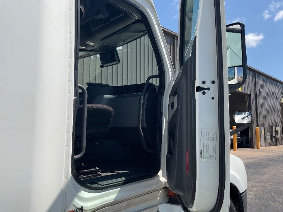 Sleeper Tractor-Heavy Duty Tractors-Freightliner-2022-T12664ST-Neenah-WI-560,445\n\t\tmiles-$ 67,000 - Image 13