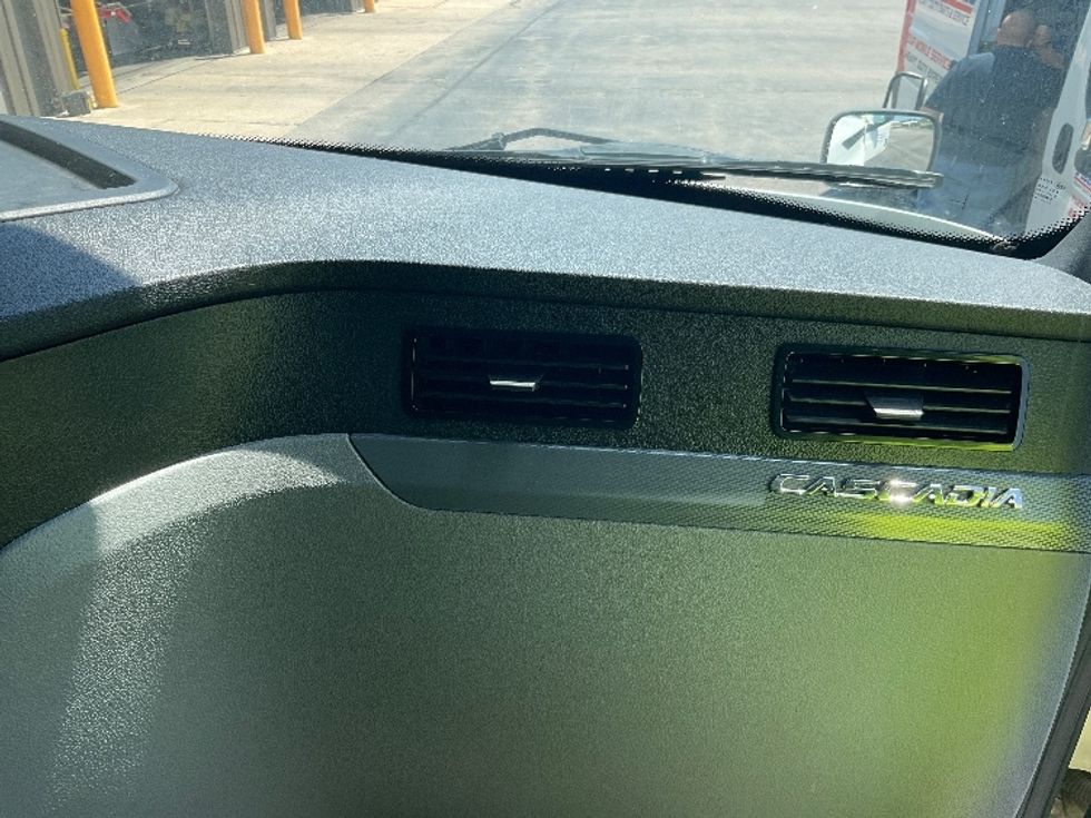 Sleeper Tractor-Heavy Duty Tractors-Freightliner-2022-T12664ST-Neenah-WI-560,445\n\t\tmiles-$ 67,000 - Image 14