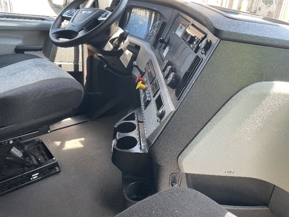 Sleeper Tractor-Heavy Duty Tractors-Freightliner-2022-T12664ST-Neenah-WI-560,445\n\t\tmiles-$ 67,000 - Image 15